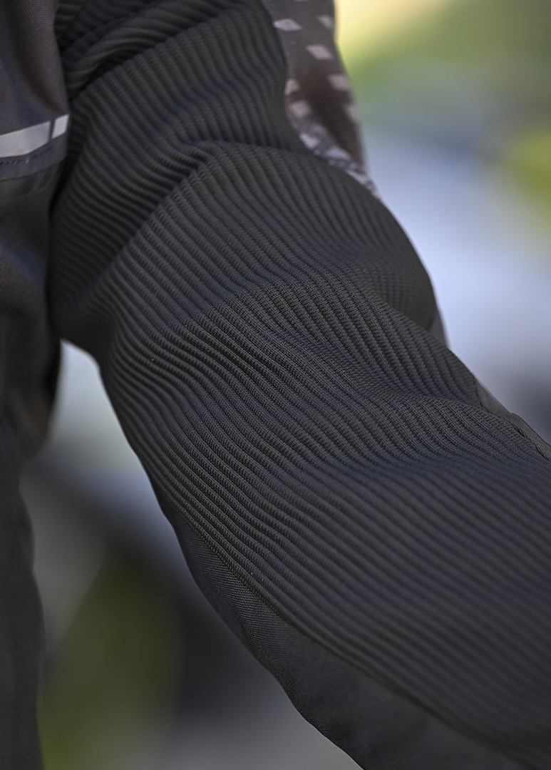 773x1080 APEX detalles 4 Stretch panels on lower arms, back of shoulders, and elbows